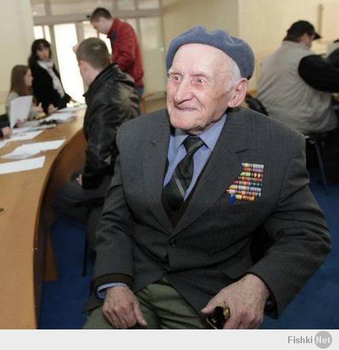 92-летний ветеран Великой Отечественной войны Николай Осташевский пришел в штаб Национальной защиты Днепропетровска записаться в новобранцы
Вот что значит настоящий солдат, слава таким ветеранам!