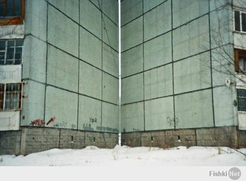 Почти в каждом городе есть такое.
И в обе стороны дом почти бесконечен, а тебе срочно нужно попасть в место за этой грёбанной дыркой.