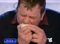 у меня брат двоюродный вообще как яблоки трескал, там и минуты не надо