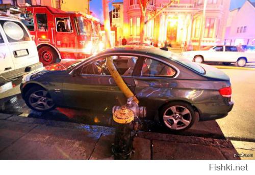 Давно пора принять закон как в США, что пожарные не несут ответственности за неправильно припаркованные машины и могут делать с ними всё что считают нужным в случае такой служебной необходимости.