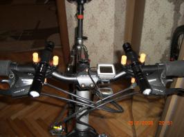 так у меня спец крепежи, только фонарики на даче валяются, может потом новый прикуплю, на моём фото в парке от 2008г именно мой байк(тогда ещё хрдтейл джамис) и пара фениксов L2D premium Q5 по 180 люмен))))