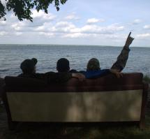 Нашему дивану 600 км.)))