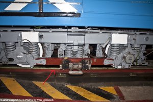 На каждом токоприемнике есть "палец" для передвижного высоковольтного кабели (удочки). Такие кабеля на фото свисают сверху и питаются от деповской высоковольтной шины. В данный момент, на фото удочка накинута на палец токоприемника первого вагона.