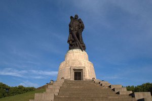 автор, как бы намекает, на другую скульптуру