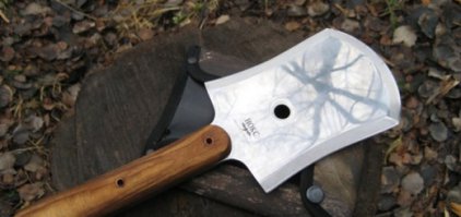 Саперка (черная) и пехотка (зеленая). И отдельно красота, но дорого и не очень практично ))) Каждая еще может быть складной и у отдельного вида саперок, черенок может находиться под углом к лезвию, у МПЛ такого нет.