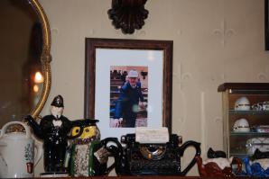 А вот и фото Василия Ливанова сделанное на Бейкер-стрит 221b.  Будет время, сделаю пост из музея...