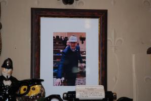 А вот и фото Василия Ливанова сделанное на Бейкер-стрит 221b.  Будет время, сделаю пост из музея...