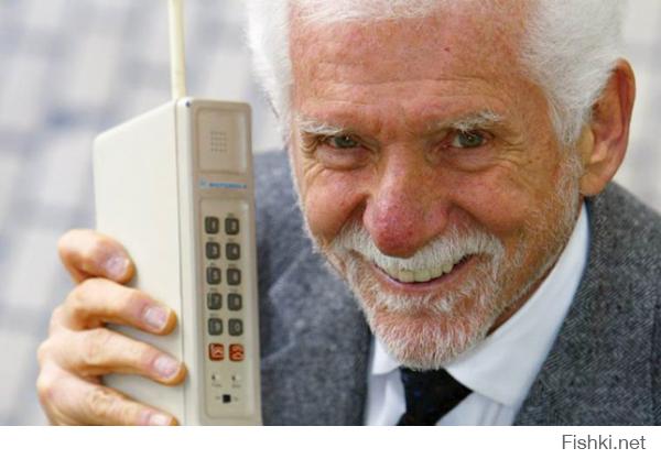 На фото Доктор Мартин Купер с первым образцом мобильного телефона.