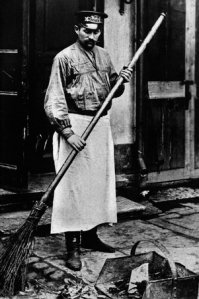 Раньше, дворник это уважаемый человек в белом фартуке, которого уважал весь двор.