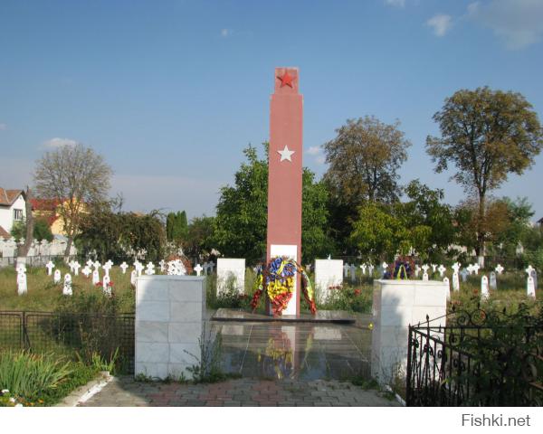 Кладбище советских солдат в одном из городков Румынии. Там лежит мой дед. Вечная память павшим