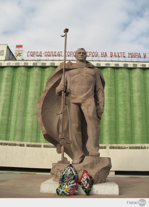 Памятник морякам Североморцам оборонявшим Сталинградский элеватор