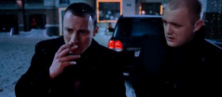 "Сыну тут задали задачку по физике: камеру от футбольного мяча наполнили водой, положили на неё дощечку. На дощечку сверху гирьку-5 кг. И камеру соединили резиновой трубкой с другой трубкой-стеклянной. И вот под давлением гири вода поступает в эту стеклянную трубку. Вопрос: вот нахера они всё это сделали,а?! Вот кому конкретно всё это нужно-камера, дощечка, гирька, трубка?!". Да, возможно, один-два отгадают, но большинство-то школьников (которые, кстати, в жизни и добиваются-то большего) не поймут смысл подобных задач. Так может быть тогда и не стоит делать гениев из детей, придумывая подобные задачки?