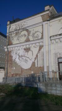 Москва. Недалеко от Лужников. И это не рисунок. Отбивали краску от стены