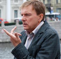 Не в тему поста, но для меня было большим удивлением узнать, что, оказывается, актер, игравший Сундукова в знаменитом фильме 3+2, Геннадий, является отцом актера Алексея Нилова. Вот так)))