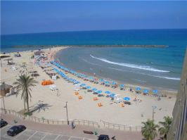 "Шестое место: Grande Plage Biarritz, Биарриц (Франция)" - Ну как может пляж без ничего быть в десятке? Ни зонтиков, ни условий, ни развлечений.. Тупо сидишь на песке под солнцем, как на вспаханном поле. Бред в общем.

Вот, например, пляж в моём городе (и то выглядит лучше, чем многие в этом рейтинге)