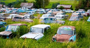 Даже со спутника видно: 
Коллекция там не хилая, даже грузовики есть.
Но вот ещё фотография оттуда, показывающая, во что всё это превратится очень скоро.
А что? Обслуживать не надо, дождик пыль смывает, рубишь себе денежки, пока кузова не рассыпятся. Грустно всё это.