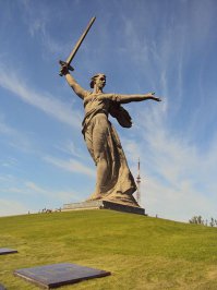 Скульптура «Родина-мать зовёт!»
Строительство велось с 1959 по 1967 годы.
Скульптура сделана из предварительно напряжённого железобетона — 5500 тонн бетона и 2400 тонн металлических конструкций (без основания, на котором она стоит).
Общая высота памятника — 85—87 метров. Он установлен на бетонном фундаменте глубиной 16 метров. Высота женской фигуры — 52 метра (масса — свыше 8 тысяч тонн).

Статуя стоит на плите высотой 2 метра, которая покоится на главном фундаменте. Этот фундамент высотой 16 метров, однако его почти не видно — большая его часть скрыта под землёй.