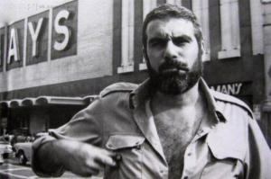 Кому нужен хороший человек?

У хорошего человека отношения с женщинами всегда складываются трудно. А я человек хороший. Заявляю без тени смущения, потому что гордиться тут нечем. От хорошего человека ждут соответствующего поведения. К нему предъявляют высокие требования. Он тащит на себе ежедневный мучительный груз благородства, ума, прилежания, совести, юмора. А затем его бросают ради какого-нибудь отъявленного подонка. И этому подонку рассказывают, смеясь, о нудных добродетелях хорошего человека.

Женщины любят только мерзавцев, это всем известно. Однако быть мерзавцем не каждому дано. У меня был знакомый валютчик Акула. Избивал жену черенком лопаты. Подарил ее шампунь своей возлюбленной. Убил кота. Один раз в жизни приготовил ей бутерброд с сыром. Жена всю ночь рыдала от умиления и нежности. Консервы девять лет в Мордовию посылала. Ждала...

А хороший человек, кому он нужен, спрашивается?..

Сергей Довлатов