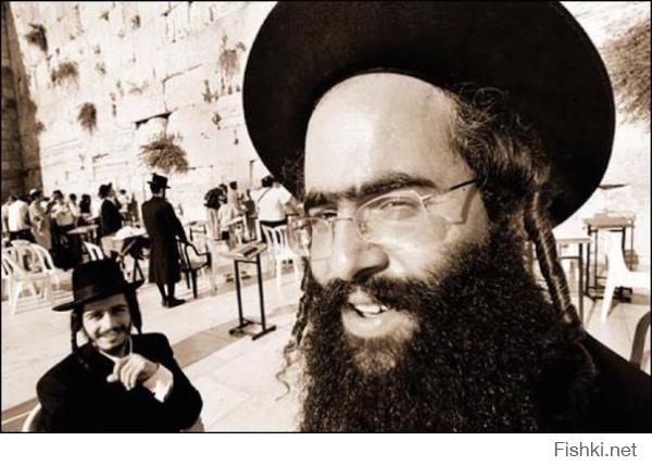 5 мудрых евреев о том, почему все плохо.

Первый мудрый еврей говорил, что у людей все плохо, потому что у них вот тут (показывая на лоб) все плохо. Это был Моисей.

Второй мудрый еврей говорил, что у людей все плохо, потому что у них вот тут (показывая на сердце) все плохо. Это был Христос.

Третий мудрый еврей говорил, что у людей все плохо, потому что у них вот тут (показывая на карман) все плохо. Это был Маркс.

Четвертый мудрый еврей говорил, что у людей все плохо, потому что у них вот тут (показывая ниже пояса) все плохо. Это был Фрейд.

А пятый мудрый еврей сказал, что у людей не все уж так плохо, потому что все относительно. Это был Эйнштейн.