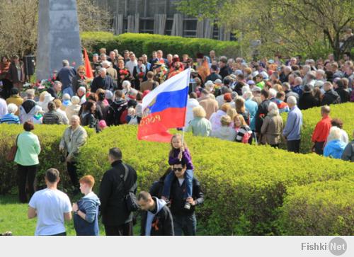 в нарве тоже не могли не вспомнить об этом замечательном дне. + ещё горожане сделали небольшую реставрацию памятника "Танк". теперь там красота)