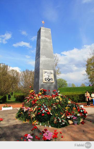 в нарве тоже не могли не вспомнить об этом замечательном дне. + ещё горожане сделали небольшую реставрацию памятника "Танк". теперь там красота)