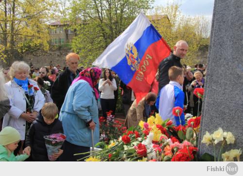 в нарве тоже не могли не вспомнить об этом замечательном дне. + ещё горожане сделали небольшую реставрацию памятника "Танк". теперь там красота)