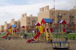 В Самаре - построен и еще продолжает строиться микрорайон Крутые ключи. 
Правда - последнее время жильё нельзя назвать особо доступным, но благодаря новым построенным домам купить квартиру представляется возможным.
В микрорайоне весьма развита инфраструктура. Есть очень много детских площадок. Есть 2 теннисных корда, 2 или 3 баскетбольных площадки, хоккейная площадка (вроде есть еще столы для малого тенниса, 2 видел).  Есть 3 корпуса детского сада (детский сад №1 г.Самара), при чём это самый крупный детский сад в РФ (на фото цветной дом - 1-й корпус). Есть небольшое отделение поликлиники (основное здание строится), строится школа.