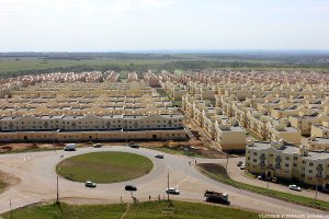 В Самаре - построен и еще продолжает строиться микрорайон Крутые ключи. 
Правда - последнее время жильё нельзя назвать особо доступным, но благодаря новым построенным домам купить квартиру представляется возможным.
В микрорайоне весьма развита инфраструктура. Есть очень много детских площадок. Есть 2 теннисных корда, 2 или 3 баскетбольных площадки, хоккейная площадка (вроде есть еще столы для малого тенниса, 2 видел).  Есть 3 корпуса детского сада (детский сад №1 г.Самара), при чём это самый крупный детский сад в РФ (на фото цветной дом - 1-й корпус). Есть небольшое отделение поликлиники (основное здание строится), строится школа.