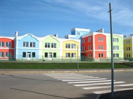 В Самаре - построен и еще продолжает строиться микрорайон Крутые ключи. 
Правда - последнее время жильё нельзя назвать особо доступным, но благодаря новым построенным домам купить квартиру представляется возможным.
В микрорайоне весьма развита инфраструктура. Есть очень много детских площадок. Есть 2 теннисных корда, 2 или 3 баскетбольных площадки, хоккейная площадка (вроде есть еще столы для малого тенниса, 2 видел).  Есть 3 корпуса детского сада (детский сад №1 г.Самара), при чём это самый крупный детский сад в РФ (на фото цветной дом - 1-й корпус). Есть небольшое отделение поликлиники (основное здание строится), строится школа.