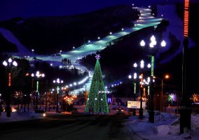 Спортивно-туристический комплекс "Горный воздух" расположен на склонах г. Большевик в черте Южно-Сахалинска. По итогам Санкт-Петербургского экономического форума (июнь 2011 г.) "Горный воздух" победил в номинации "Лучший горнолыжный курорт Дальнего Востока".
- 15 км горнолыжных трасс различного уровня сложности;
- сноуборд-парк;
- вечернее катание;
- современные подъемники;
- детская горка, оборудованная специальным подъемником;
- air-bag для безопасных приземлений с трамплина;
- прокат снаряжения;
- камера хранения;
- сервисный центр;
- школа инструкторов по горным лыжам и сноуборду;
- парапланерный клуб;
- кафе-ресторан "Горный Воздух";
- кафе "Лиана";
- четыре кафе-закусочных.