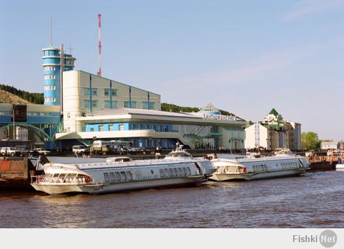 На Обь-Иртышском бассейне активно эксплуатируються Метеоры - с десяток точно, несколько Восходов. до недавнего времени бегала старушка Ракета, завтра посмотрю - на воде она или нет - каждое утро мимо затона проезжаю. В последнее время им на замену приходят скоростные суда глиссируешего типа - Линда, Иртыш, проект 145-АкБарс появились, но по личным впечатлениям и комфорт меньше - даже минимальная волна вызывает качку, ну и скорость на крейсерском режиме на треть ниже (хотя максималка такая же)