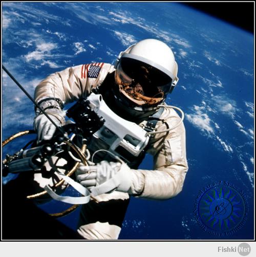 У нас это впервые сделал астронавт Эд Уайт, немного позже Леонова. Трагически погиб при пожаре капсулы "Apollo-1". Вечная слава покорителям космоса!