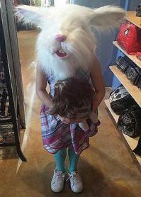 Ага , это примерно как : " Девочка пораньше пришла в садик,  одевшись в карнавальный костюм. Ночной сторож увидев её  обгадился"