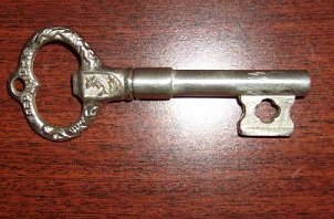 у бабушки такой был, я им писюном играл. не писюном в смысле со штопором играл, а писюном был и со штопором игралсо