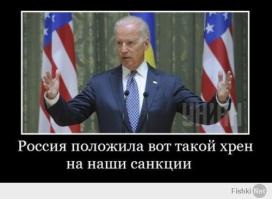 Рыбаки показывают свой самый крупный улов  