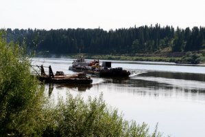 у нас через вятку такой же ходил, только баржа длиннее была, сейчас мост понтонный сделали, сколь продержится неизвестно