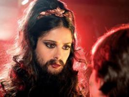 Не полный пост :) Апофигиоз: "Она без доли смущения и тщеславия предстает в роли бородатой Мадам Труска в одном из самых увлекательных фильмов сезона «История одного вампира». Героиня Хайек может в считанные секунды отрастить бороду у вас на глазах, не утратив ни капли своей знаменитой сексапильности. «Я проводила много часов в гримерной, но было здорово видеть себя с бородой - совсем другой человек!», - вспоминает Хайек, сообщает popcornnews.ru."