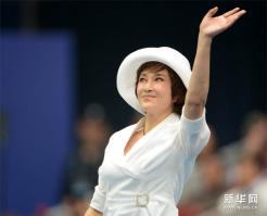 Вижу то что вижу. Фото явно не без фотошопа сделанное. Она конечно нормально выглядит для своих лет, но штукатурки там явно перебор. Вот еще одно, ну совсем не то что в теме выложено.