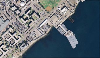 Неоднозначное сооружение расположено на базе ВМС возле города Коронадо, штат Калифорния. Казармы построили почти 40 лет назад, и особенности архитектуры оставались незамеченными до тех пор, пока спутниковые снимки базы не стали доступны любому пользователю Интернета с помощью сервиса Google Maps.