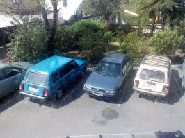 Из 7 парковочных мест, 4 занято металломом, на котором уже никто не ездит. На одном студент - <span style='color:gray'>[мат]</span>, который появляется раз в год, и его не поймать, на другом сосед умер, а вдова боится подойти к хламу ну и так далее.