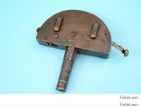 Один из самых старых пистолетов был создан в 1775 году на Диком Западе. Его форма настолько необычна, что сразу и не скажешь, на что же он конкретно похож. Возможно, на тот же замок. Самое интересное, что это оружие все еще способно стрелять. Мастера того времени умели делать качественные вещи.