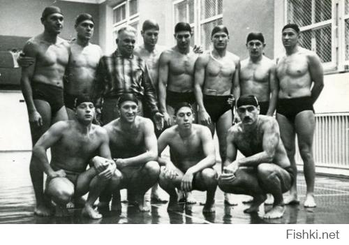 В 1955 году (снизу, справа) - очень физически развитый мужчина.
А ваще респект!