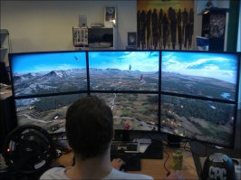 какой нахрен "почти полноценный тренажер пилотов". Даже простенького штурвала, даже какого-нибудь поганенького Джениуса нет. Я уж не говорю про TrackIR и прочие приблуды (плюс отдельные мониторы на авионику).