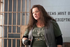 Полная девушка зажигательно танцует