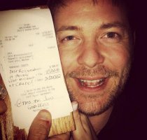 Знаменитый в США аноним оставил в кафе в Аризоне рекордные даже для себя чаевые в размере 11 тысяч долларов. Поужинав на 330 долларов, джентльмен с подругой, как неожиданно выяснилось, оставили чаевые на 1000 долларов. А затем решили задержаться в баре, и, оплатив спиртное на 90 долларов, оставили еще 10 тысяч долларов "на чай".