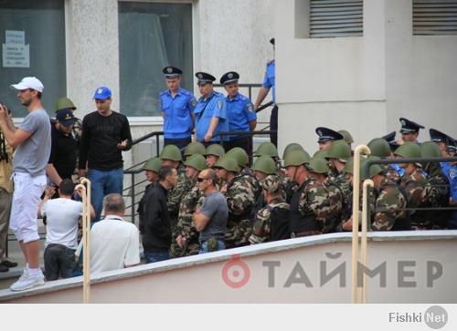 Одесса. Стычка под Генконсульством России 16.06.2014

МВД: с митингующими под российским консульством дрались частные охранники

В стычке с активистами «Евромайдана» принимали участие сотрудники частной охранной фирмы «Гепард», принимавшие участие в мероприятиях по охране общественного порядка.
Об этом говорится в сообщении, распространённом пресс-службой ГУ МВД Украины в Одесской области.

В милиции подтвердили, что один из митингующих получил травмы и был госпитализирован.

Напомним, ранее сообщалось, что стычка произошла между «евромайдановцами» и бойцами спецбатальона «Одесса». Впрочем, если верить нашим источникам, две эти структуры (спецбатальон «Одесса» и «Гепард») связаны между собой самым непосредственным образом.