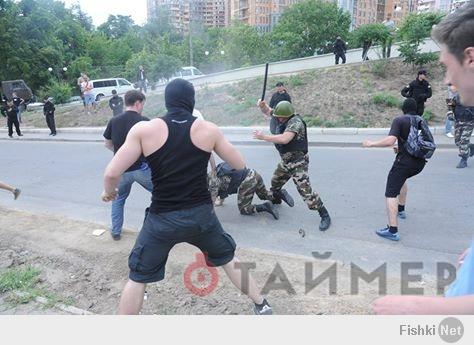 Одесса. Стычка под Генконсульством России 16.06.2014

МВД: с митингующими под российским консульством дрались частные охранники

В стычке с активистами «Евромайдана» принимали участие сотрудники частной охранной фирмы «Гепард», принимавшие участие в мероприятиях по охране общественного порядка.
Об этом говорится в сообщении, распространённом пресс-службой ГУ МВД Украины в Одесской области.

В милиции подтвердили, что один из митингующих получил травмы и был госпитализирован.

Напомним, ранее сообщалось, что стычка произошла между «евромайдановцами» и бойцами спецбатальона «Одесса». Впрочем, если верить нашим источникам, две эти структуры (спецбатальон «Одесса» и «Гепард») связаны между собой самым непосредственным образом.