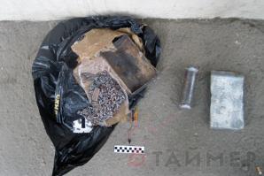 МВД опубликовало фото бомбы, изъятой под Генконсульством России в Одессе.

На сайте МВД Украины появилась более подробная информация о взрывчатке, якобы изъятой во время акции «Евромайдана» под зданием Генерального Консульства Российской Федерации в Одессе 16 июня.

По данным МВД, двое мужчин были задержаны на пересечении Посмитного и Генуэзской - в сотне метров от акции одесского «Евромайдана». У них был изъят предмет, похожий на самодельное взрывное устройство.

Судя по фото, устройство представляло собой металлическую коробку, начинённую обрезками металла, а также собственно взрывчатку и электронный врыватель. При срабатывании устройства металлические элементы с большой скоростью разлетелись бы в разные стороны, раня и убивая окружающих.