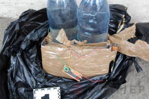 МВД опубликовало фото бомбы, изъятой под Генконсульством России в Одессе.

На сайте МВД Украины появилась более подробная информация о взрывчатке, якобы изъятой во время акции «Евромайдана» под зданием Генерального Консульства Российской Федерации в Одессе 16 июня.

По данным МВД, двое мужчин были задержаны на пересечении Посмитного и Генуэзской - в сотне метров от акции одесского «Евромайдана». У них был изъят предмет, похожий на самодельное взрывное устройство.

Судя по фото, устройство представляло собой металлическую коробку, начинённую обрезками металла, а также собственно взрывчатку и электронный врыватель. При срабатывании устройства металлические элементы с большой скоростью разлетелись бы в разные стороны, раня и убивая окружающих.