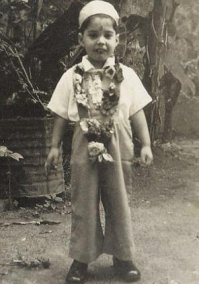 Вот самая большая туристическая достопримечательность Занзибара. Этот дом и его житель. Обязательно для посещения.